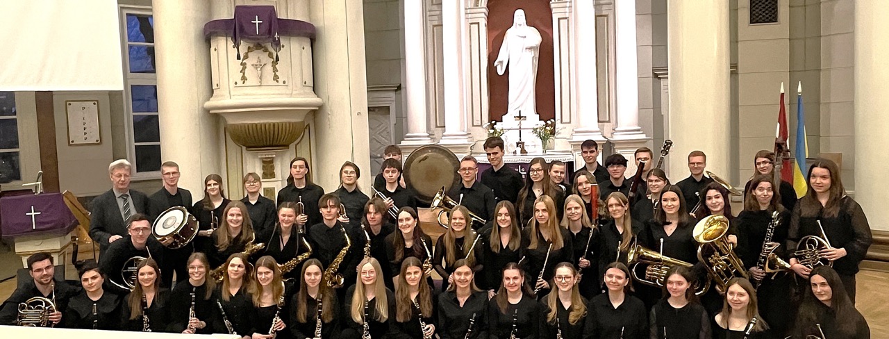 Gruppenfoto in der Herz Jesus Kirche Riga