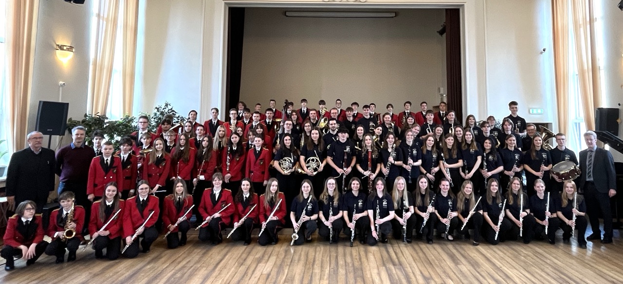 Gruppenfoto Ratsband und Mittelschule Nr. 6 in Riga