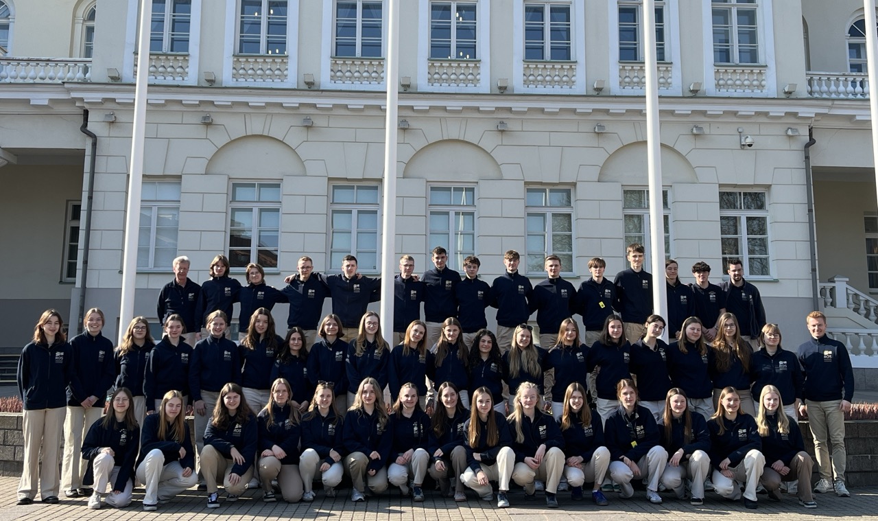 Ratsband vorm Parlamentsgebäude in Vilnius Litauen